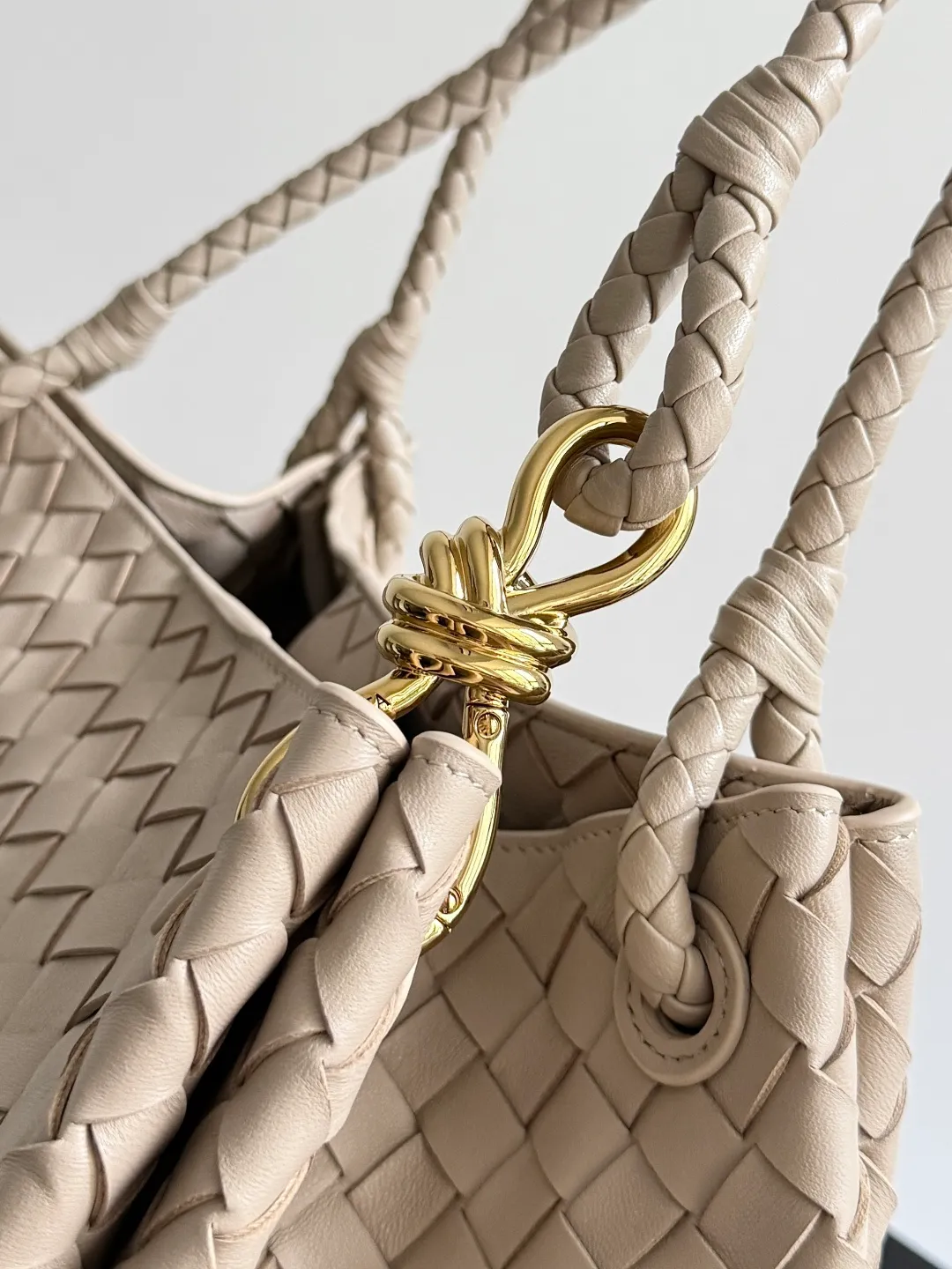 Batch 2660 24 early autumn new model Andiamo Parachute is made of a whole piece of woven leather. It is processed by folding stitching at the four corners. # Craftsmanship and creativity. The large size is atmospheric and practical. One of the must-selects for BV. It has a large space, can hold a computer, the shoulder strap is thick, and the upper shoulder is very comfortable. The large parachute can be carried on the body and can be carried on the body. The upper body is versatile and cute☺️ Style number: 796571 Size: 30*26*20cm